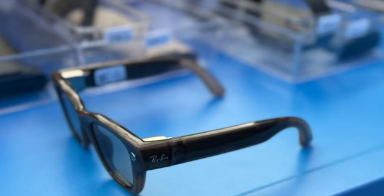 Meta Ray-Ban Display Smart Glasses Hands-On: A Step Toward the Smartphone’s After 2025 5 The glasses, internally codenamed Hypernova, feature a small display that can be controlled via hand gestures through a wristband that utilizes neural technology